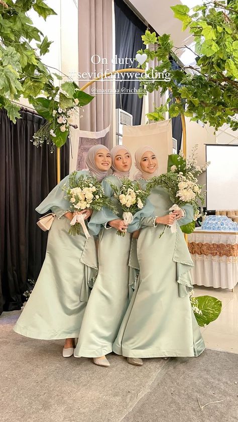 Sage Green Hijab Dress, Malay Wedding Dress Nikah, Sage Green Hijab, Baju Bridesmaid Modern Hijab, Hijab Bridesmaid, Green Hijab, Malay Wedding Dress, Groomsmen Ideas, Kebaya Wedding