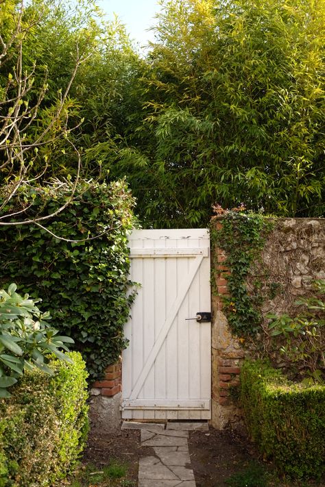 Antique Garden Gate, English Garden Gate, Marian Garden, Wooden Garden Gate, French Country Exterior, Country Garden Design, Side Gate, Shady Garden, Garden Gate Design