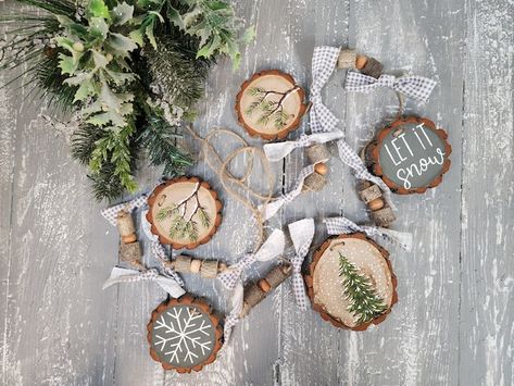 TheWhiteBirchStudio - Etsy Painting Wood Ornaments Diy, Fall Wood Slices, Wood Slice Ornaments Diy, Christmas Mantel Garland, Painted Porch, Christmas Bead Garland, Natural Decorations, Wood Slice Christmas, Wood Slice Ornaments