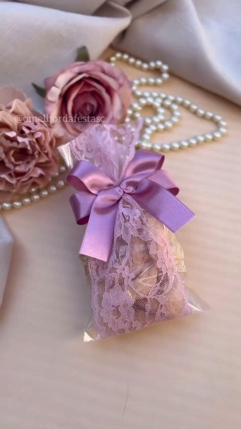 Lace Gift Wrapping, How To Pack Sweets For Gift, Wedding Cake Wrapping Ideas, Hampers Christmas Ideas, Hamper Wrapping Ideas, Diy Hampers Gift Ideas, Gift Hampers Packaging, Doorgift Ideas Wedding, Diy Gift Hamper