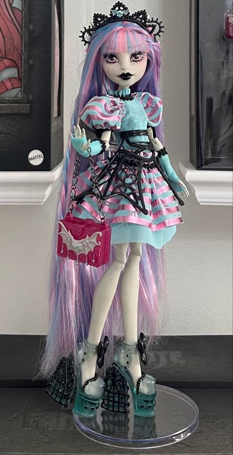 Monster High Doll Repaint, New Monster High Dolls, Monster High Doll Clothes, Arte Monster High, Moster High, Custom Monster High Dolls, Monster High Custom, Monster High Art, Monster High Characters