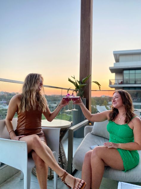 Rooftop Bar Photoshoot Ideas, Rooftop Bar Picture Ideas, Rooftop Bar Photoshoot, Rooftop Bar Pictures, Rooftop Friends Aesthetic, Roof Top Bar Aesthetic, Rooftop Bar Aesthetic Night, Sunset Rooftop Photoshoot, Rooftop Bar Photos