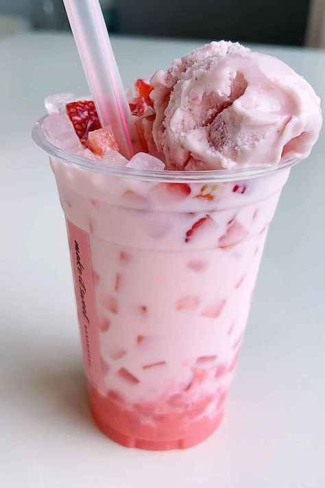 Cornstarch Boba Recipe - Strawberry Ice Cream Boba Drink Cornstarch Boba, Make Boba At Home, Making Boba, Boba At Home, Boba Recipe, Bubble Tea Boba, Boba Drink, Strawberry Syrup, Tapioca Flour