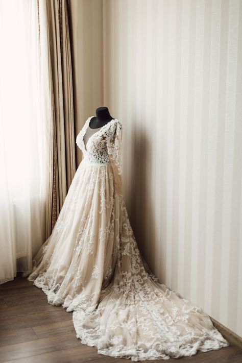 Beautiful wedding dress with plume is dressed on a mannequin | Free Photo Wedding Dresses Mannequin, Wedding Dresses On Mannequins, Wedding Dress On Mannequin, Wedding Dress Mannequin, Dress Manequin, Mannequin Ideas, Brunette Bride, Wedding Dress Photoshoot, Bridal Showroom