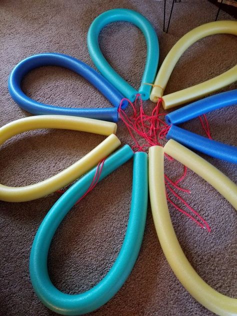 You might want to drop by the Dollar Store for 7 pool noodles when you see what this woman made for her grandson! Pool Noodle Chair, Kidmin Decor, Noodle Chair, Solar Pool Heater Diy, Houseboat Ideas, Noodles Ideas, Pool Noodle Crafts, Solar Pool Heater, Pool Toy