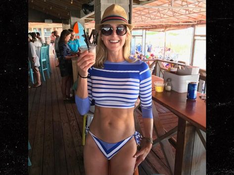 9 Sexy Hot Lara Spencer Bikini Pics Laura Spencer, Female News Anchors, Anna Faris, Suit Pin, Lara Spencer, Kristen Bell, Look Vintage, Celebrities Female, Bathing Suits