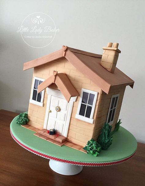 House Cake by Little Lady Baker Housewarming Cake, Elegant Birthday Cakes, Cake Decorator, House Cake, Diy Cake Decorating, Cake Shapes, Cake Business, New Cake, Happy House