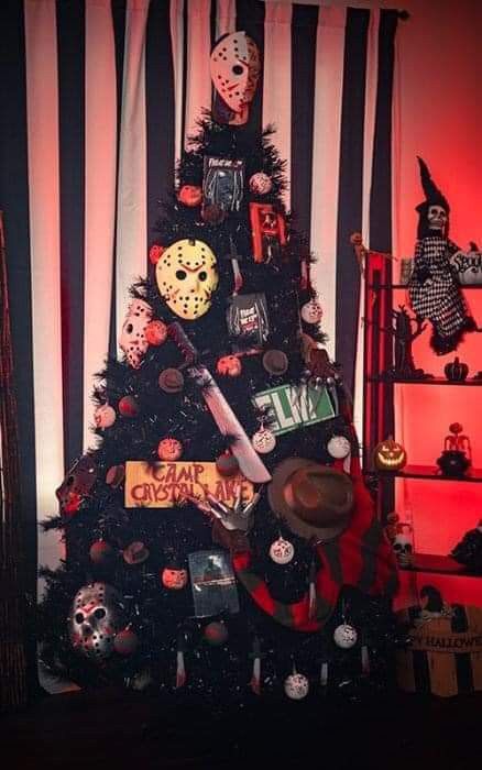 Year Round Christmas Tree, Scary Halloween Cakes, Halloween Fanart, Black Christmas Tree Decorations, Black Christmas Decorations, Halloween Christmas Tree, Christmas Tree Decorating Ideas, Tree Decorating Ideas, Scary Christmas