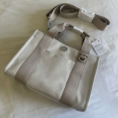  Lululemon Two Toned Canvas Tote Bag Mini 4.5L Mojave Tan Light Ivory Light Ivory, Canvas Tote Bag, Canvas Tote, Lululemon Athletica, Size 4, Bag Lady, Tote Bag, Pet, Cream