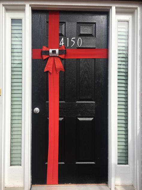 Red Christmas bow front door wrapping decoration Christmas Red Bow Front Doors, Door Bows Christmas, Diy Christmas Door Decorations, Christmas Doors, Ribbon Wreath Christmas, Diy Christmas Door, Christmas Bows Diy, Door Bow, Front Door Christmas