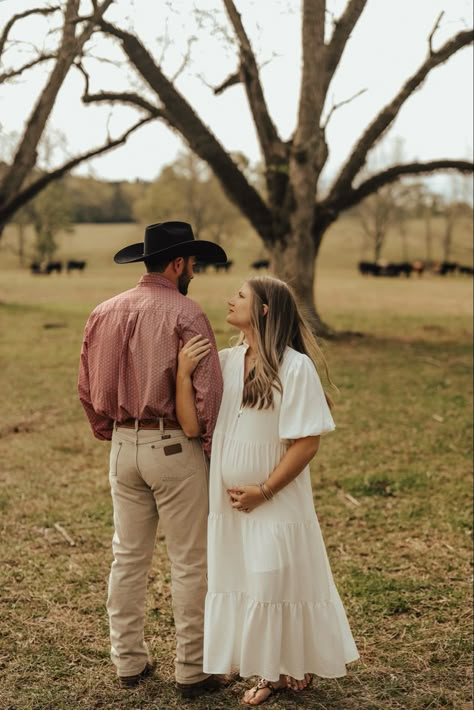 Western Baby Reveal Ideas, Pregnancy Announcement Country, Farm Pregnancy Announcement, Country Maternity, Pregnancy Announcement Pictures, Announcement Photoshoot, Pregnancy Announcement Photoshoot, Maternity Photography Poses Pregnancy Pics, Beach Maternity Photos