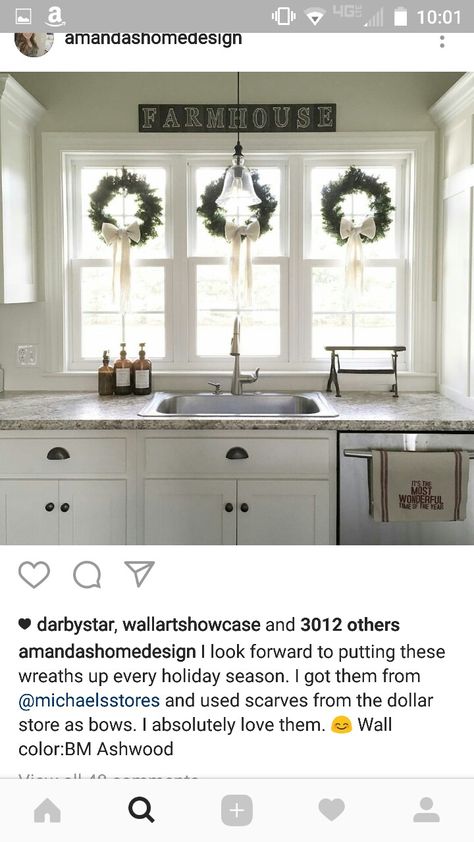 Christmas wreaths on kitchen windows Window Wreaths Indoor, Kitchen Window Wreath, Wreath Ideas Christmas, Christmas Wreaths For Windows, Christmas Reef, Kitchen Wreath, Kitchen Windows, Window Wreath, Wreath Indoor