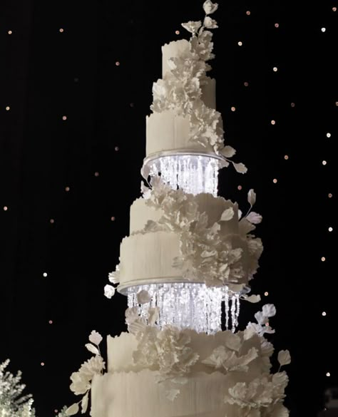 Via @behind.thevows From the wedding of Stanley & Jessica —— Jessica wanted a 7-tiers wedding cake, cause she loves everything grande.… | Instagram Wedding Cake 7 Tier, Giant Wedding Cakes Elegant, Wedding Cakes Extravagant, 6 Tier Wedding Cake Elegant, Grand Wedding Cake, Wedding Cake Garden Theme, Wedding Cake Fancy, Cake Wedding Elegant, 7 Tier Wedding Cake