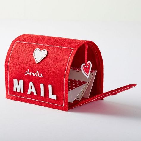 30 DIY Valentines Box Ideas - Best Valentine Boxes Diy Valentine's Mailbox, Whimsical Centerpiece, Diy Valentines Box, Valentine Mailbox, Valentine Day Boxes, Valentines Day Decor, Mia 3, Gifts Baby, Valentine Box