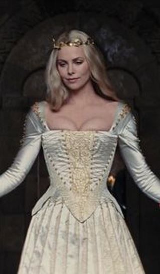 . Ravenna Snow White, Queen Ravenna, Snowwhite And The Huntsman, Snow White And The Huntsman, Colleen Atwood, The Huntsman, Movies Outfit, Medieval Dress, Charlize Theron