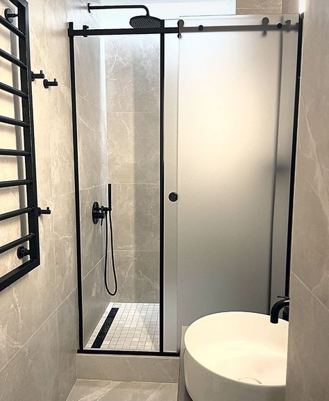 Shower Cabinets, Small Shower Room, Toilet And Bathroom Design, Shower Sliding Glass Door, Bathroom Shower Doors, Bathroom Decor Themes, Bathroom Design Layout, Home Hall Design, Glass Shower Enclosures