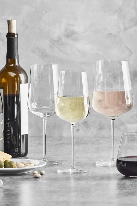 Spruce up your Wine Wednesday with the new Vervino collection from Schott Zweisel. Every piece is simply gorgeous and resists chipping and scratching. Burgundy Wine Glasses, Colored Wine Glasses, Wine Varietals, Schott Zwiesel, White Wine Glasses, Red Wine Glasses, Wine Glass Set, Glassware Collection, Burgundy Wine