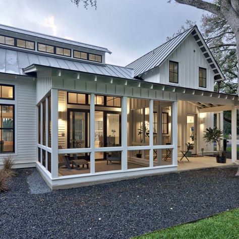 Section outside sliding door enclosed Small Modern Farmhouse Plans, Modern Farmhouse Porch, Screened Porch Designs, Farmhouse Exterior Design, Screened Porches, Building A Porch, Sunroom Decorating, Sun Rooms, Sunroom Designs