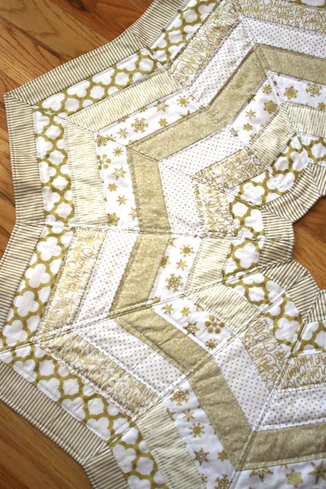 Quilted Tree Skirt Pattern, Gold Tree Skirt, Quilted Tree Skirt, Christmas Tree Skirts Patterns, Tree Skirt Pattern, Xmas Tree Skirts, Skirt Ideas, Christmas Sewing Projects, Quilt As You Go