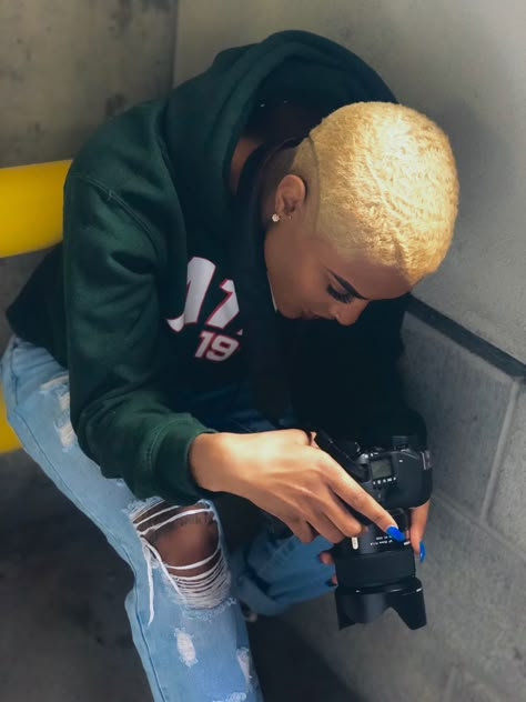 Blonde Fade Black Women, Twa Outfits, Shaddah Elyse, Blonde Fade, Shaved Hair Designs, Natural Hair Cuts, Natural Hair Short Cuts, Cut Life, Bald Hair