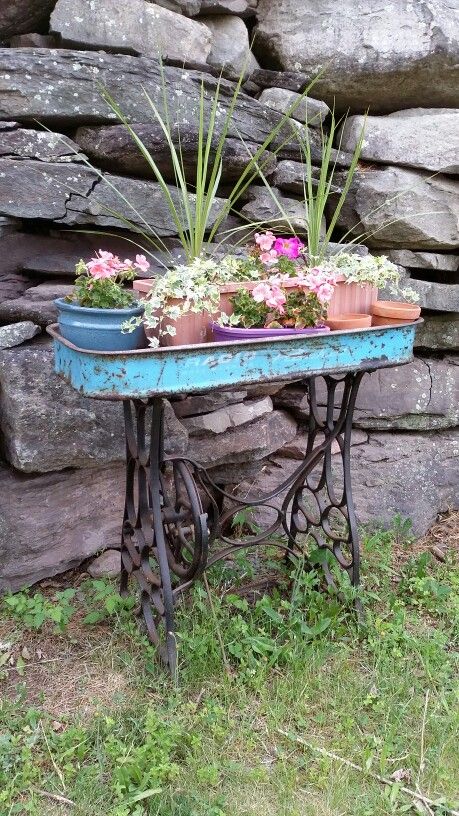 Old Wagon Decorating Ideas, Sewing Machine Base Ideas, Sewing Machine Base Repurposed, Old Sewing Machine Table Repurposed, Cottage Decor Diy, Gardening Design Diy, Old Sewing Machine, Rusty Garden, Recycling Ideas