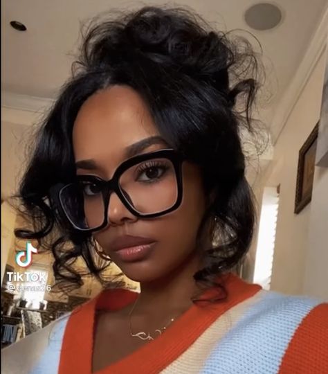 Blue Light Glasses Black Women, Black Big Frame Glasses, Oversized Glasses Frames Black Women, Cute Prescription Glasses Black Women, Big Frames Glasses, Black Women In Glasses, Thick Glasses Aesthetic, Glasses Frames Black Women, Glasses For Black Women