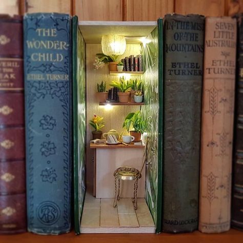 Miniature Bookshelf, Room Box Miniatures, Bookshelf Art, Miniature Rooms, Book Nook, Miniature Houses, Miniature Crafts, Miniature Books, Mini Things