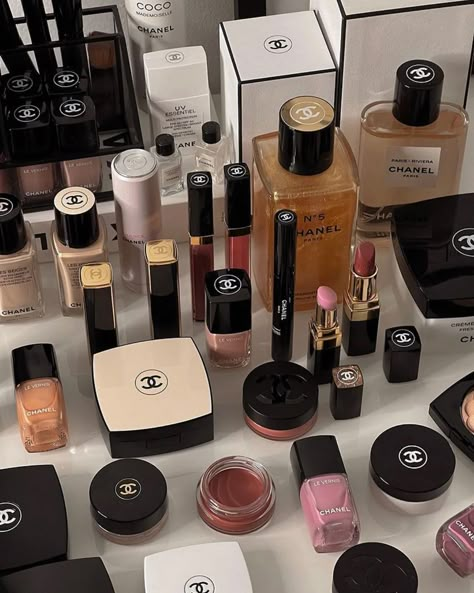 Chanel Beauty Aesthetic, Chanel Makeup Aesthetic, Chanel Makeup Products, Chanel Makeup Looks, Make Up Design, Chanel Girl, Chanel Products, Channel Makeup, Chanel Eyeshadow