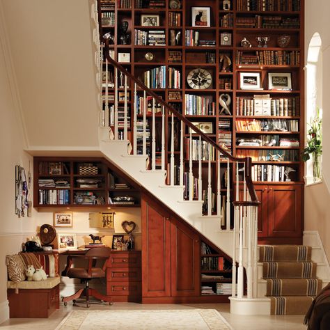 Life below stairs: How to get the most from that awkward alcove At Home Library, Space Under Stairs, Cozy Office, Office Nook, Design Blogs, Home Libraries, Under Stairs, Style At Home, Home Library