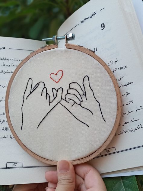 Embroidery Love Couple Ideas, Embroidery Love Couple, Hanky Design, Hoop Drawing, Couple Embroidery Design, Mains Couple, Embroidery Hoop Art Diy, Embroidery Stitches Beginner, Clothes Embroidery Diy