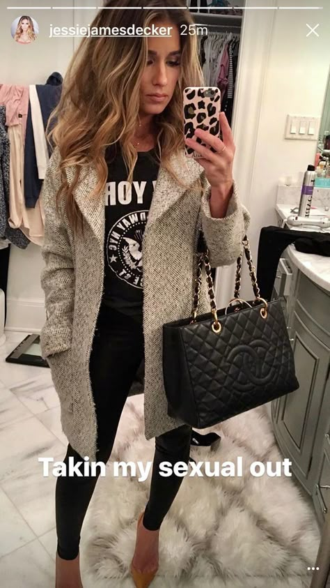 Jessie James Decker outfit cold Jessie James Decker Style, Jesse James Decker, James Decker, Jessie James Decker, Jessie James, Winter Fashion Coats, Jesse James, Winter Fashion Outfits, Fall Winter Fashion