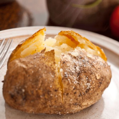 Slow cooker jacket potatoes Baked Potato Microwave, Cooking Baked Potatoes, High Protein Vegetables, Easy Baked Potato, Air Fryer Baked Potato, Perfect Baked Potato, Making Baked Potatoes, Potatoes In Microwave, Microwave Baking