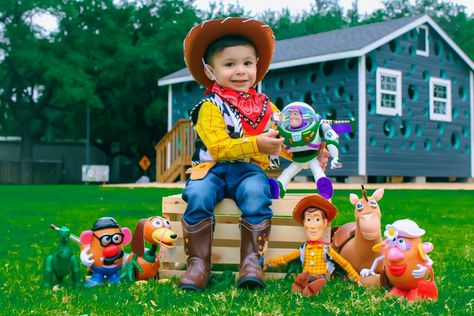 2nd Birthday Pictures, Woody Birthday, Toy Story Party Decorations, 2nd Birthday Party For Boys, Toy Story Theme, 2nd Birthday Party Themes, Toy Story Birthday Party, Shotting Photo, Birthday Toys