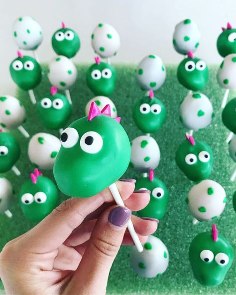 T Rex Birthday Cake Diy, Rice Krispie Treats Dinosaur, Dinosaur Marshmallow Pops, Dinosaur Cake Pops Diy, Dinasour Cake Pop, Cake Pop Dinosaur, Dinosaur Theme Cake Pops, Cake Pops Dinosaur, Dinosaur Cake Pops Boys