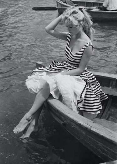 Oud Hollywood, Kristina Webb, Bridget Bardot, Laetitia Casta, Look Retro, 1950s Style, On A Boat, French Actress, Photo Vintage