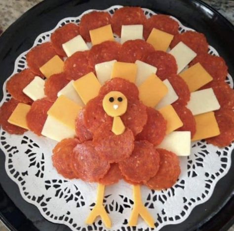 Hoa Activities, Turkey Cheese Board, Charcuterie Thanksgiving, Xmas Apps, Thanksgiving Veggie Tray, Thanksgiving Desert, Xmas Snacks, Thanksgiving Tray, Finger Appetizers