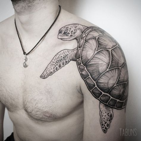 This tattoo is associated with a shield, and the man who wears it is certainly the protector of his loved ones. Turtle Shoulder Tattoo, Tortoise Tattoo, Sea Turtle Tattoo, Turtle Tattoo Designs, Polynesian Tattoos, Tattoos Mandala, Tattoo Master, Tattoos Geometric, Shoulder Tattoos