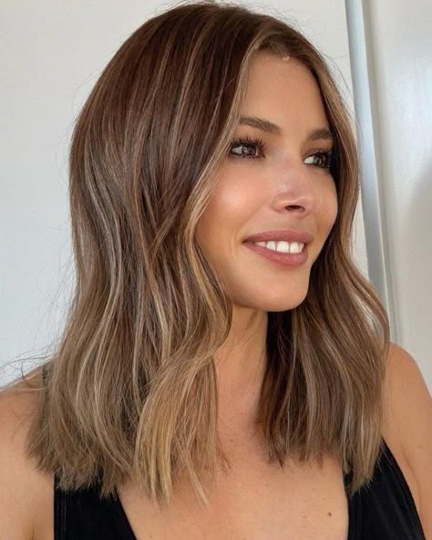 One-Length Midi Cut with Waves Brown Midi Hair, One Length Haircuts Medium, Mid Length Hair Styles 2023, Medium Hair With Waves, Layered Midi Hair, Midi Bob Haircut Mid Length, Mid Length Womens Haircuts, Mid Length Hair With Waves, Collar Bone Length Hair With Layers Straight