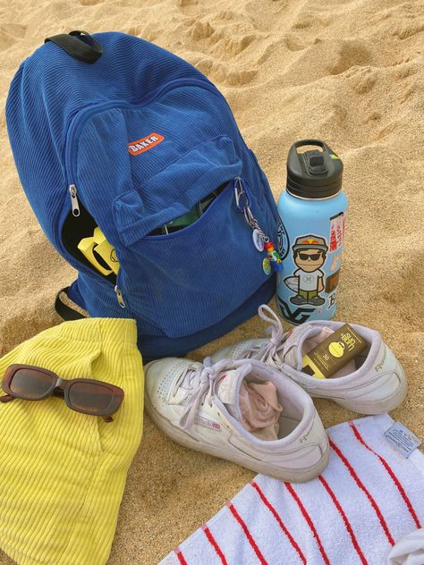 Socal Summer Outfits, Beach Backpack Summer, Beach Backpack Aesthetic, Beachy Backpacks, Beach Ideas With Friends, Beachy Backpack, Socal Aesthetic, Surf Backpack, Surfer Outfit