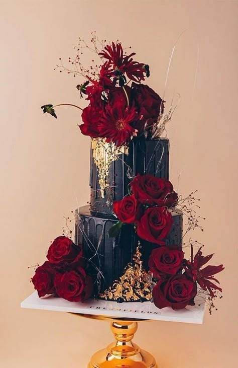 Halloween Torte, Black Red Wedding, Dark Wedding Theme, Pretty Wedding Cakes, Red Wedding Theme, Black Cake, Black Wedding Cakes, Goth Wedding, Dark Wedding