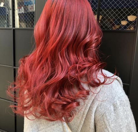 Grapefruit Hair Color, Dark Coral Hair, Dark Peach Hair Color, Pinky Red Hair, Peach Red Hair, Pastel Red Hair, Dark Peach Hair, Pink And Orange Hair, 2000s Hairstyles