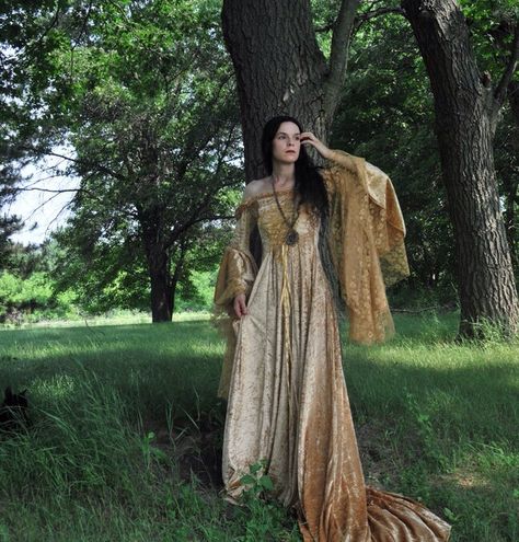 Dornish Dress Aesthetic, Dornish Dress, Medieval Aesthetic Outfit, Medieval Outfit Women, Medieval Oc, Mideval Dress, Medieval Princess, Elf Dress, Medieval Aesthetic