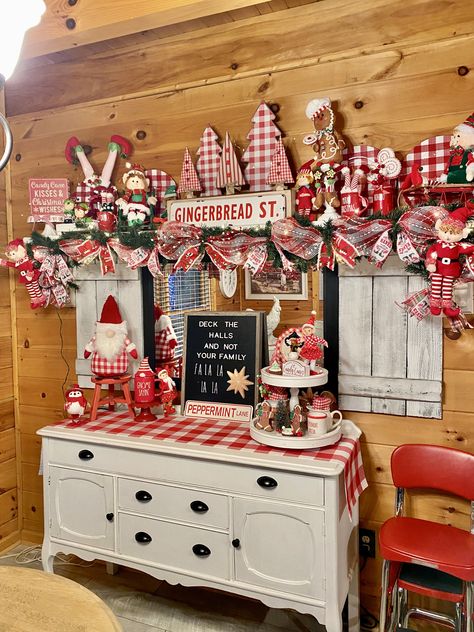 Gingerbread Crafts, Gingerbread Christmas Decor, Gingerbread Decorations, Red White Christmas, Country Christmas Decorations, Beautiful Christmas Decorations, Christmas Kitchen Decor, Christmas Interiors, Gingerbread Christmas