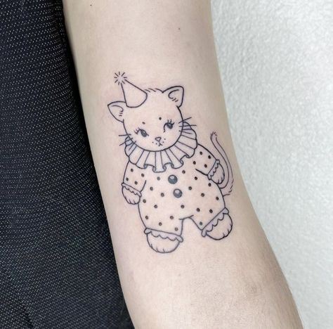 Happy Clown Tattoo, Kitschy Tattoo, Clown Cat Tattoo, Clown Tattoo Cute, Weirdcore Tattoo, Cute Clown Tattoo, Creepy Cute Tattoo, Clown Kitty, Clown Tattoos