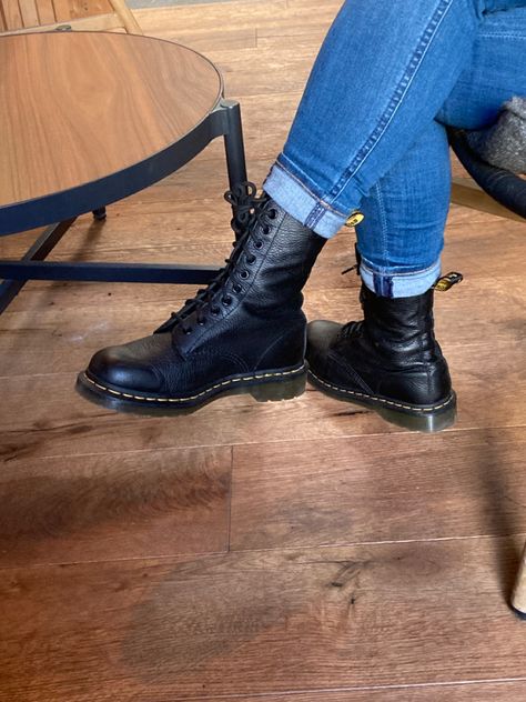 Doc Marten Boot, Dr Martens Style, Doc Martens Style, Dr Martens Outfit, Rolled Up Jeans, Slouch Socks, Doc Martens Boots, Luanna Perez, Armor Clothing