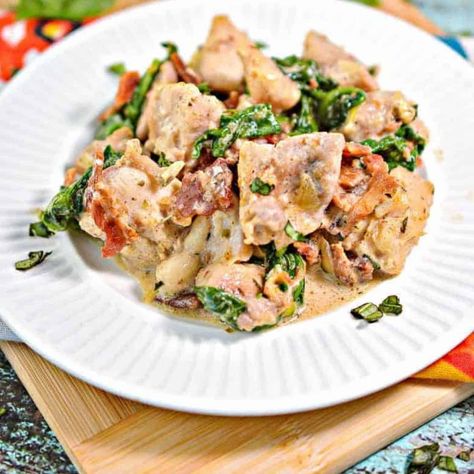 Chicken carbonara no pasta featured Chicken And Spinach Casserole, Chicken Carbonara Recipe, Chicken Carbonara, Lo Carb Recipes, Creamy Recipes, Carbonara Recipe, Keto Cooking, Healthy Low Carb Recipes, Keto Recipes Dinner