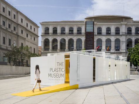 An ephemeral museum located in the Square contiguous to the Reina Sofia National Museum, totally prefabricated in plastic for two weeks, assembled on-site in just 2 days and 100% recycled 10 days after its inauguration. Cinema Design, Construction Process, Thermal Insulation, National Museum, Contemporary Architecture, National Geographic, Sofia, Architecture Design, Pop Up