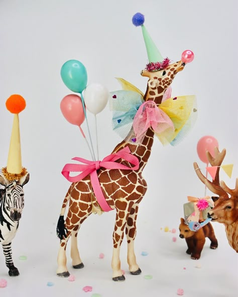 Plastic Animal Crafts, Party Animal Birthday, Animal Themed Birthday Party, Wild Birthday Party, Animal Party Theme, Animal Parade, Zoo Birthday, Fest Temaer, Wild One Birthday Party