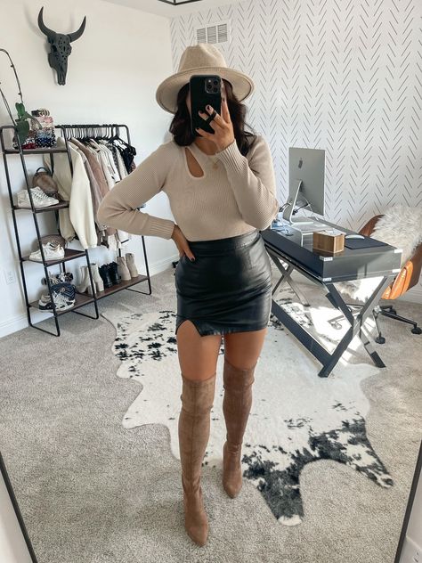 Black Leather Skirt Outfit Fall, Cutout Top Outfit, Tan And Black Outfit, Brown Suede Boots Outfit, Boots Outfit Brown, Mini Skirt Outfit Ideas, Date Night Outfit Fall, Leather Mini Skirt Outfit, Suede Boots Outfit