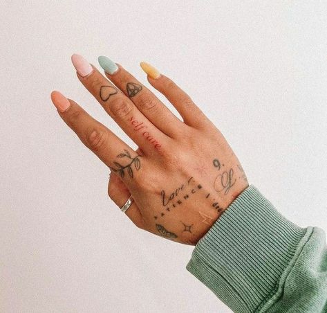 Hand And Finger Tattoos, Hand Tats, Muster Tattoos, Hand Tattoos For Women, Small Hand Tattoos, Classy Tattoos, Discreet Tattoos, Dainty Tattoos, Feminine Tattoos